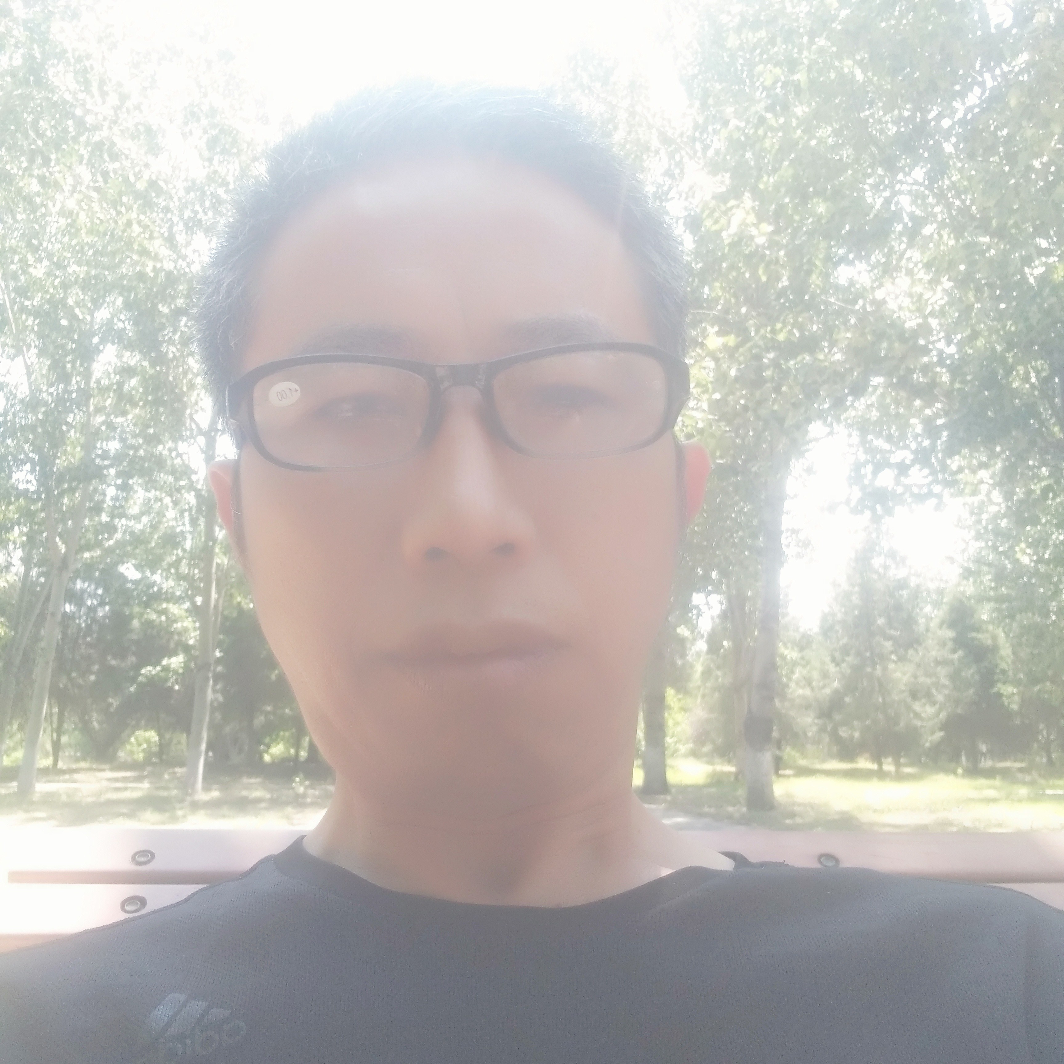 春天回首英勇的照片