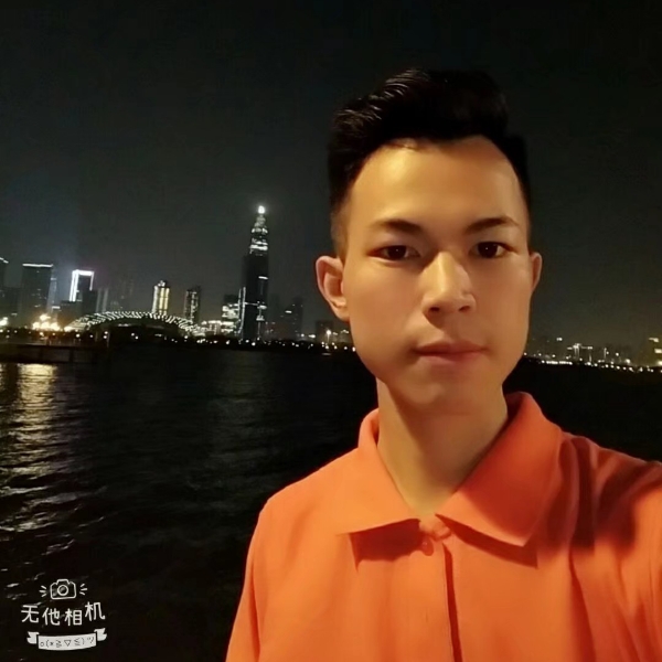 小蘑菇迎兴奋的照片