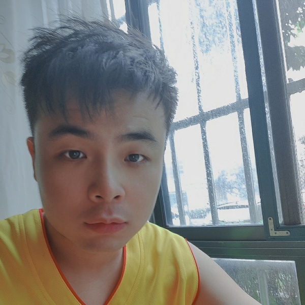 微笑蹙眉烤鸡的照片
