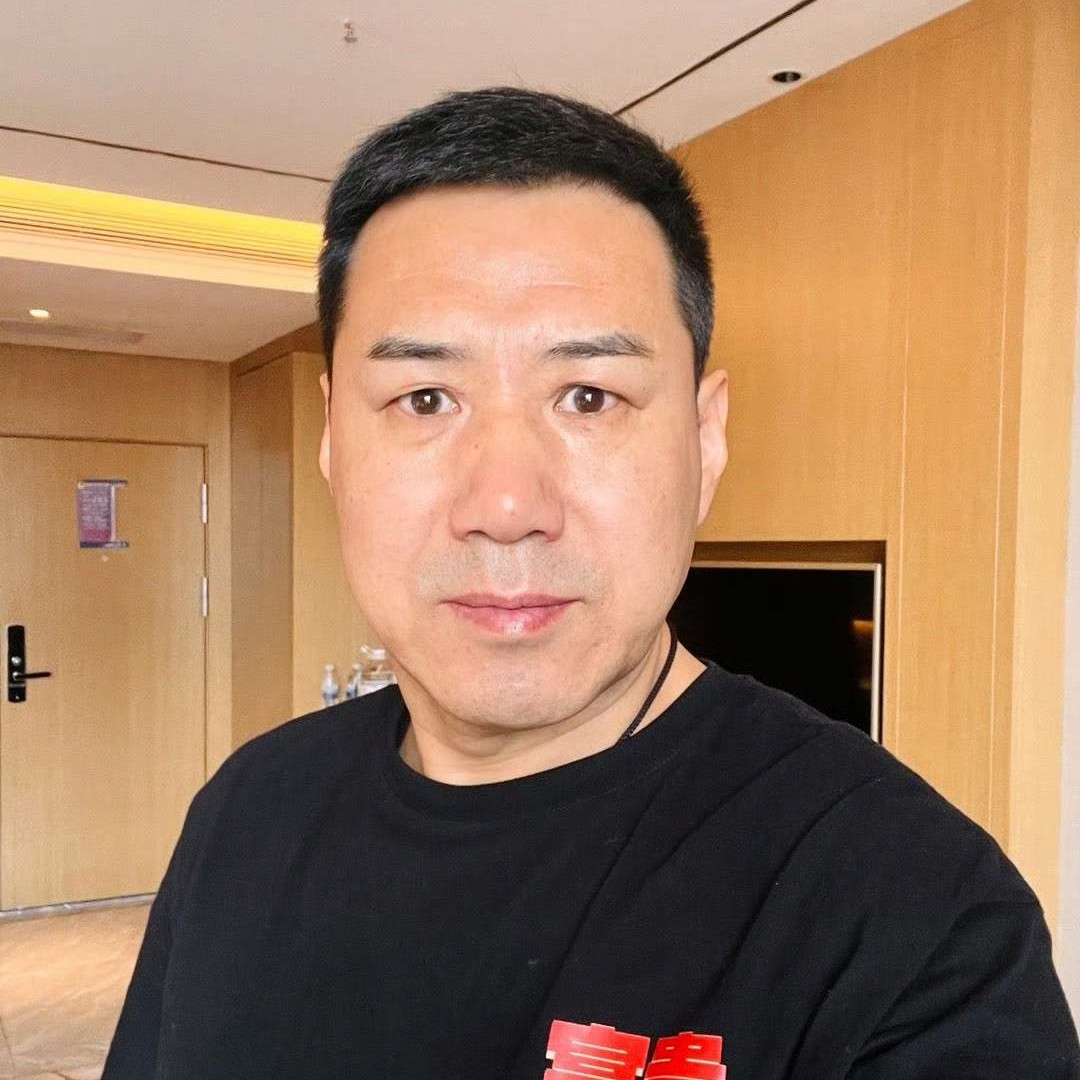 横刀向天笑笑的照片