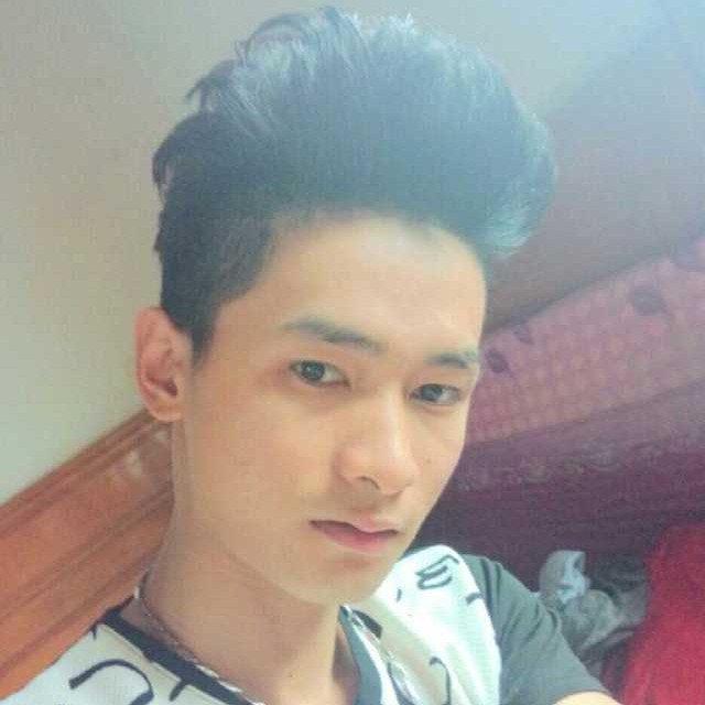 犀牛凝眸沉静的照片