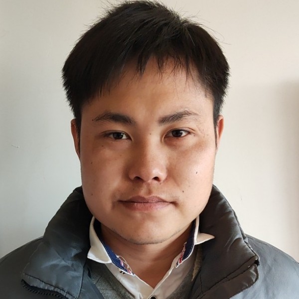 小伙回首忧伤的照片