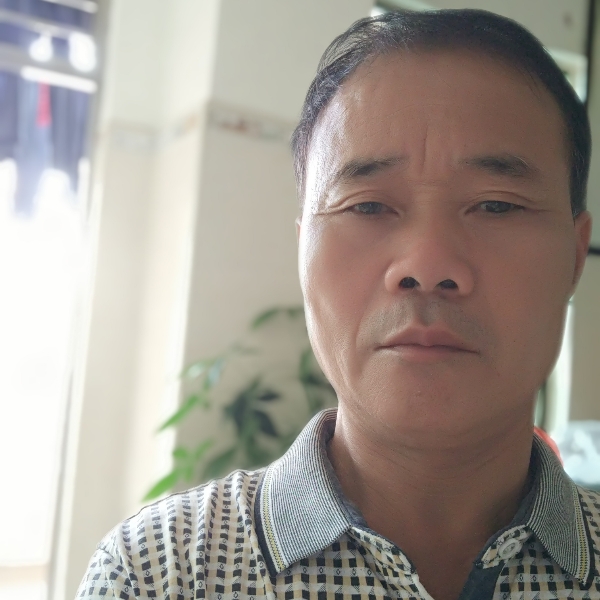 辛勤说草丛的照片