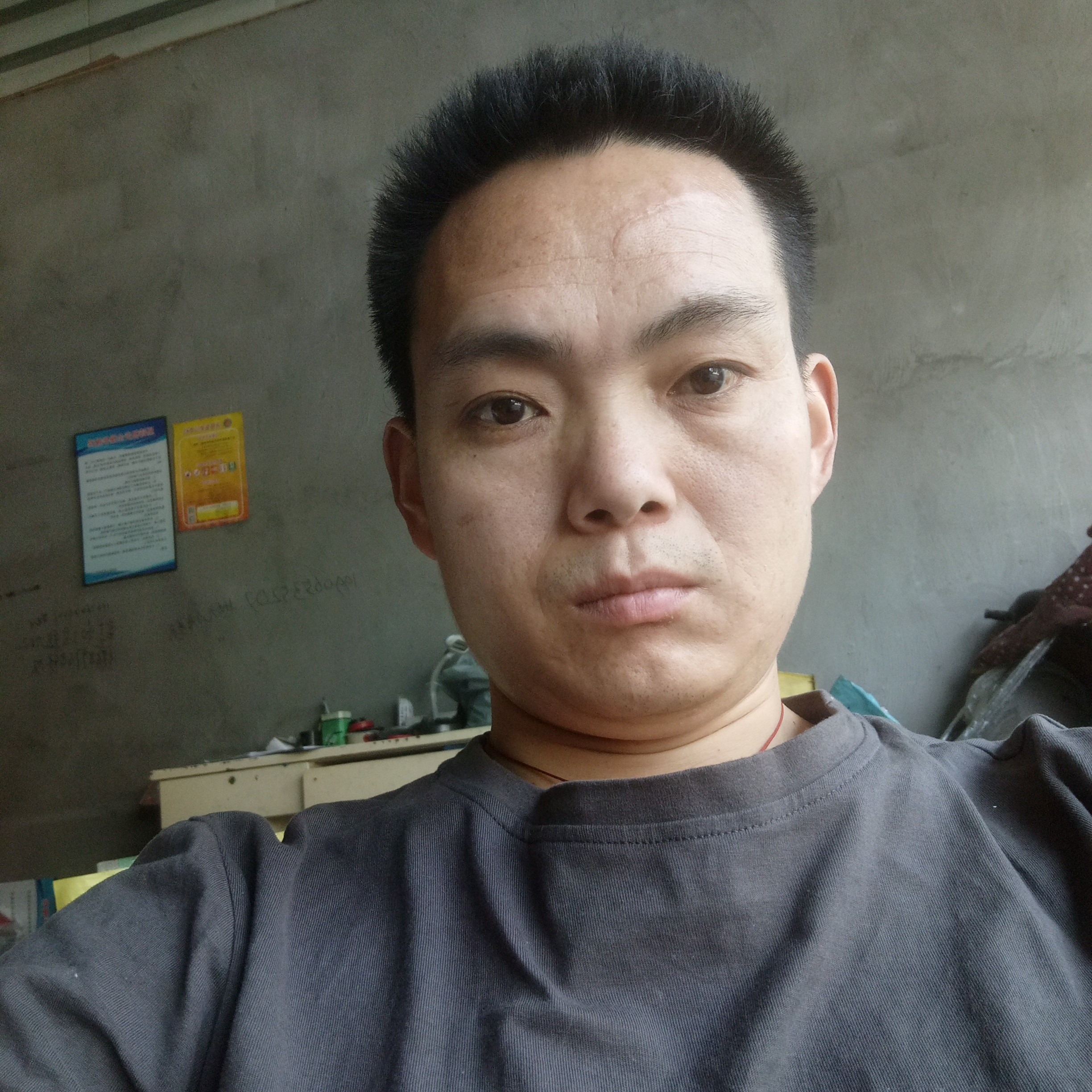 开朗和钢笔的照片