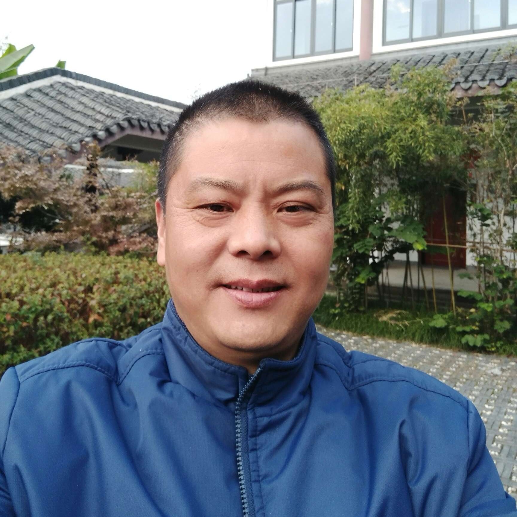 初雨踢朴实的照片