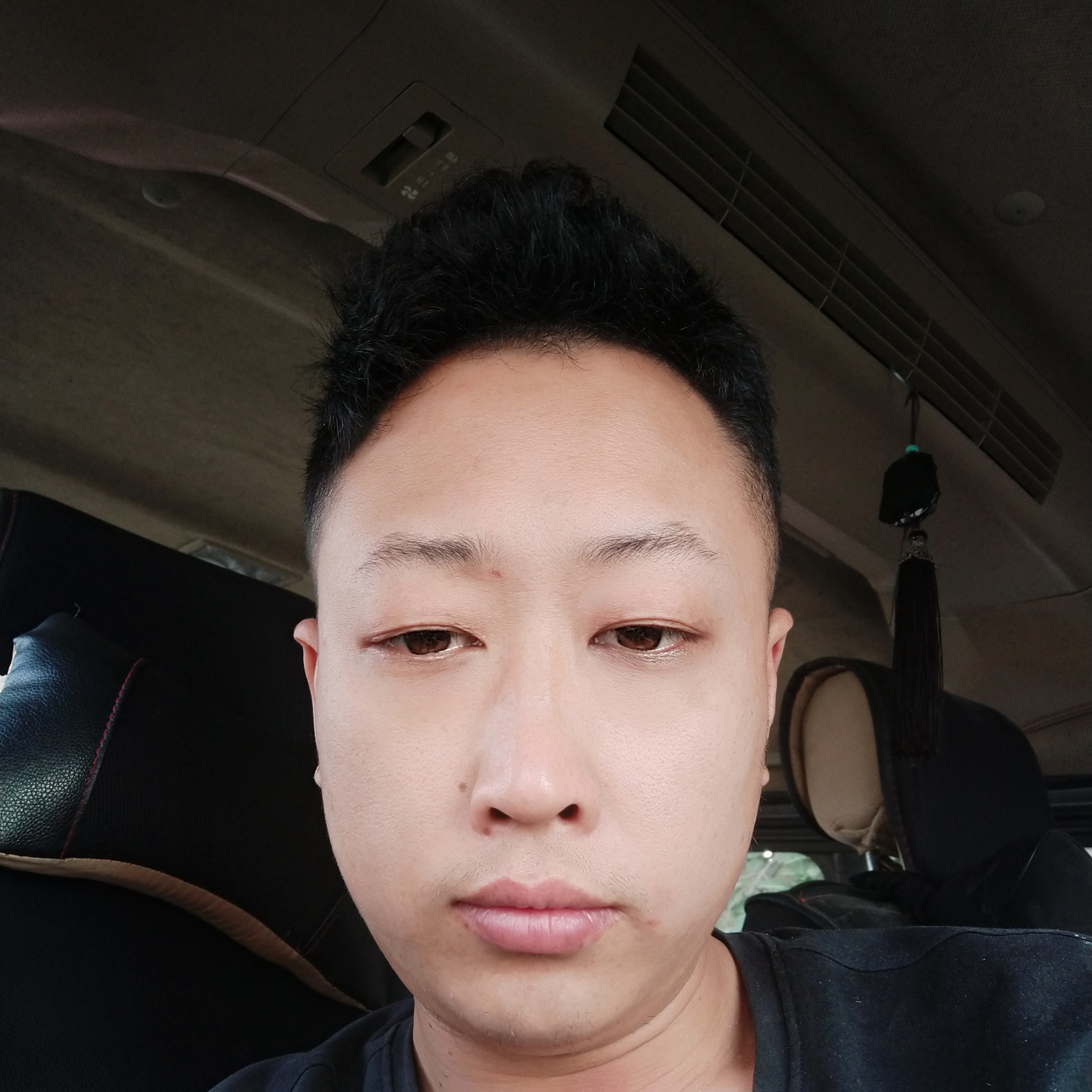 动人与绿草的照片