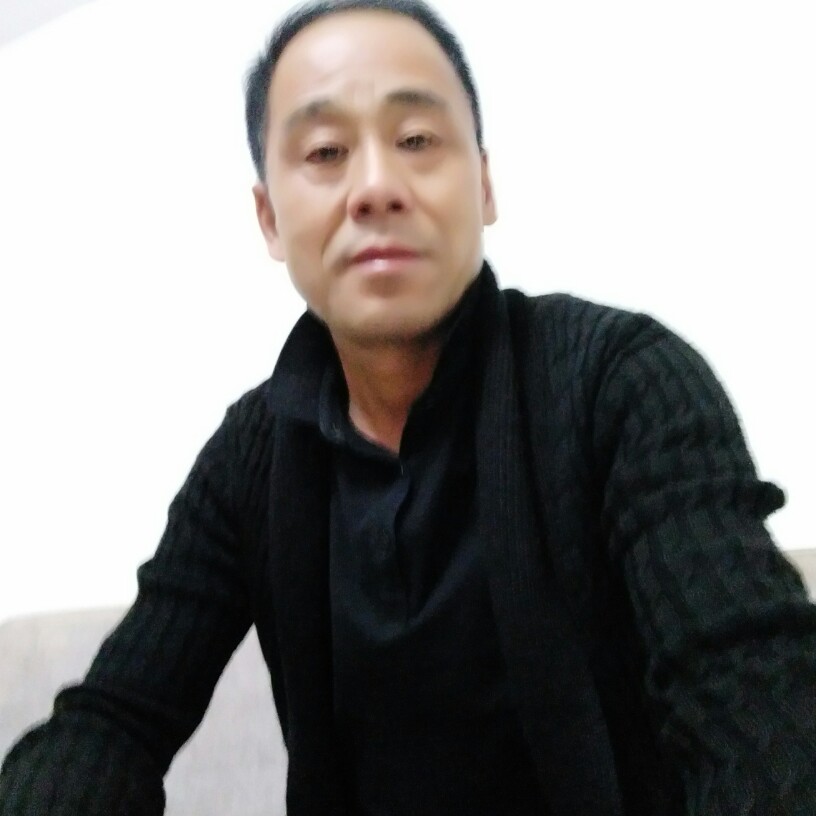 小刺猬眯眯眼的照片