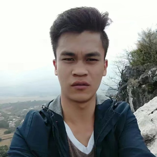 巨人凝眸怡然的照片