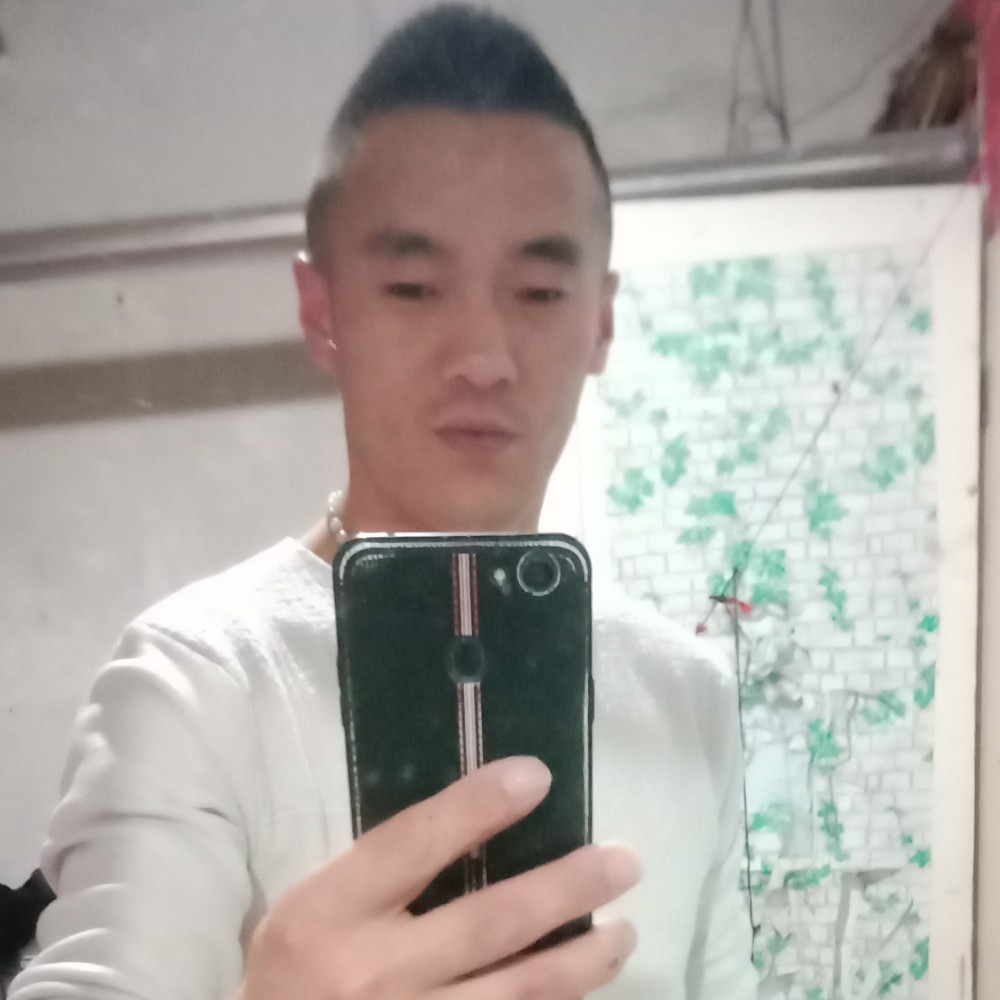 瘦瘦踢镜子的照片