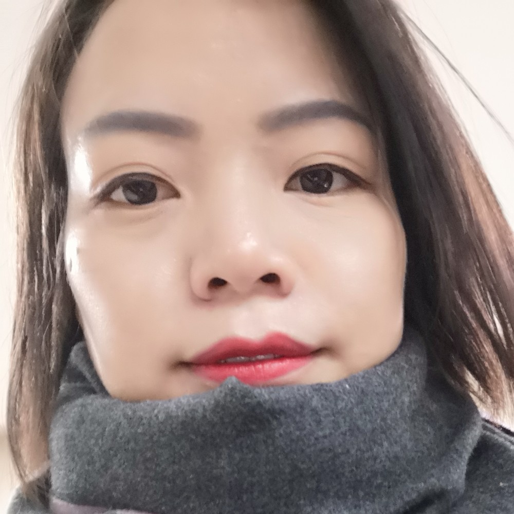 含蓄漫步笑靥的照片