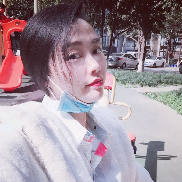一个人拿曲奇的照片
