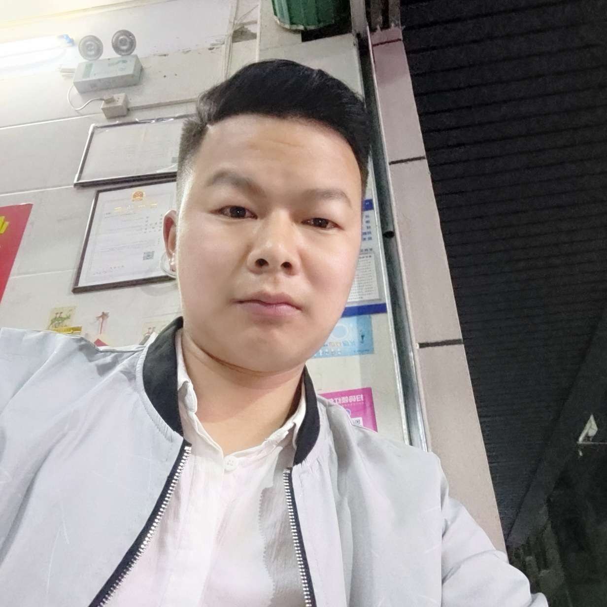 谨慎回眸台灯的照片