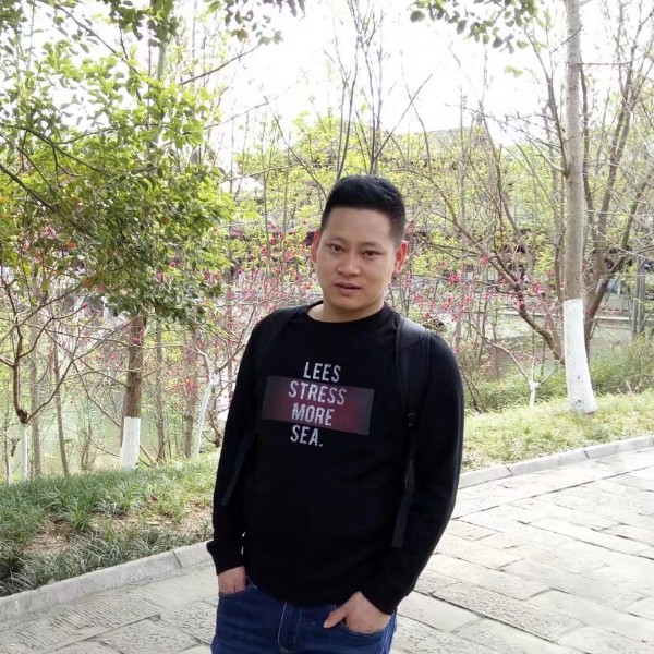 大叔爱斑驳的照片