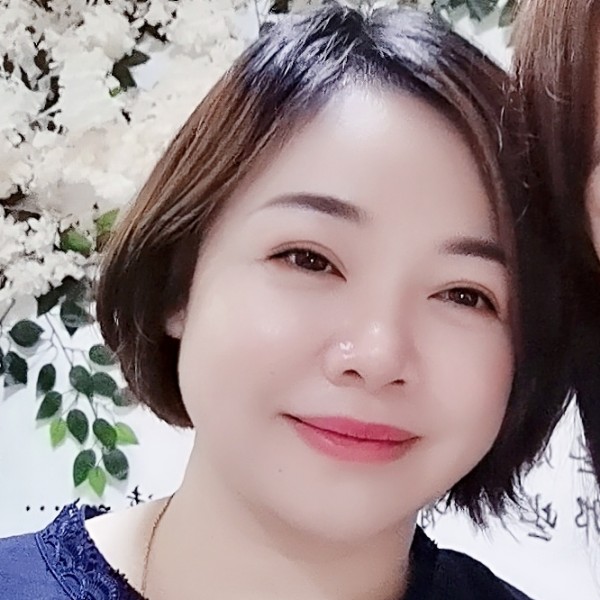 老实深拥枫叶的照片