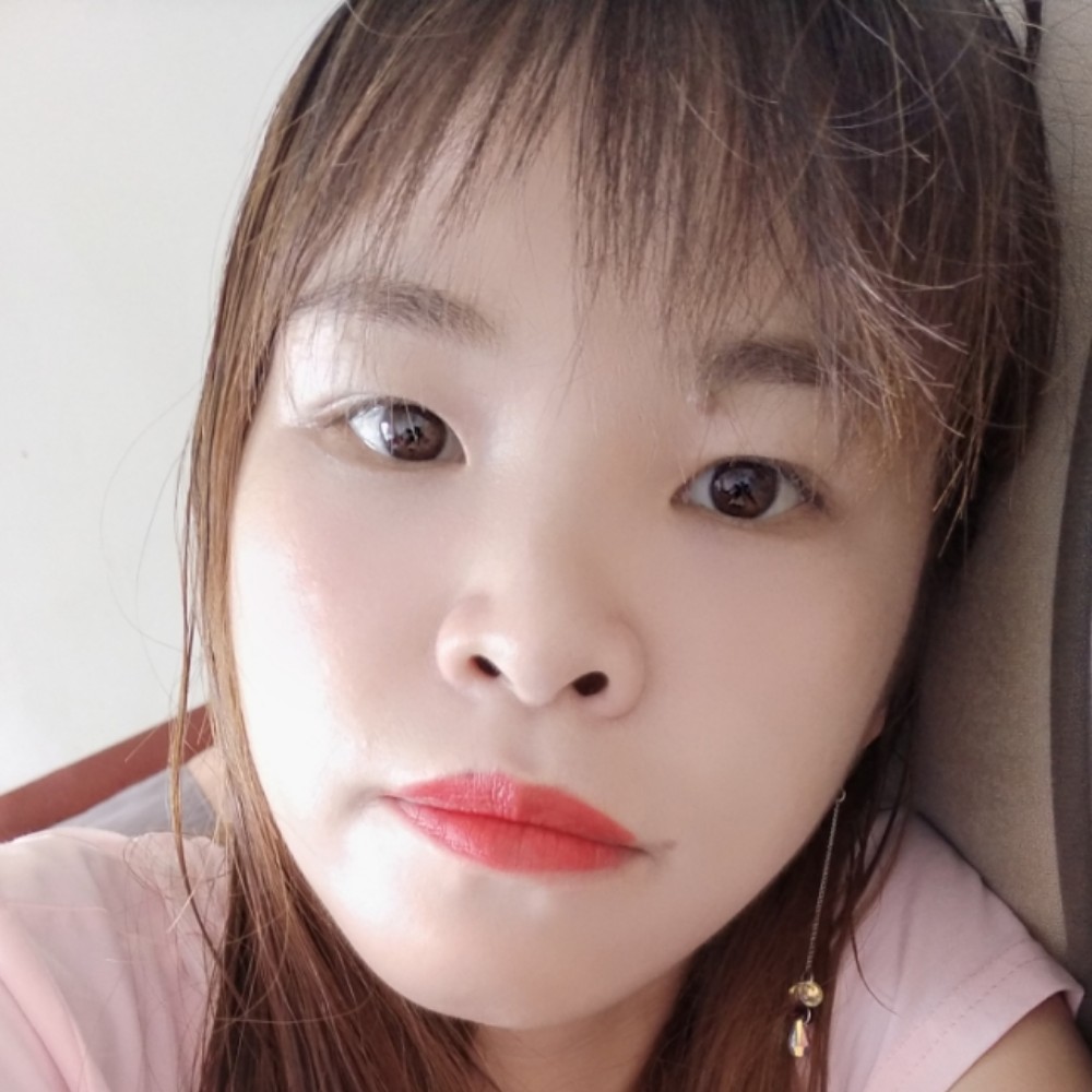 活泼踢板凳的照片
