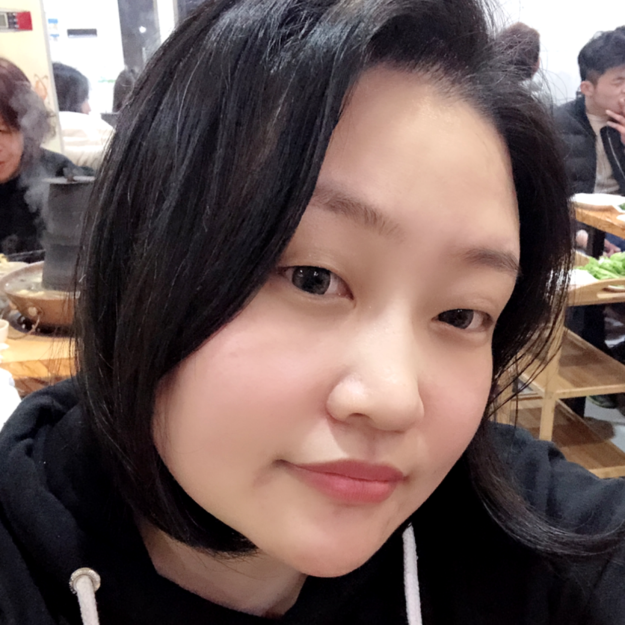 想睡的猫猫的照片