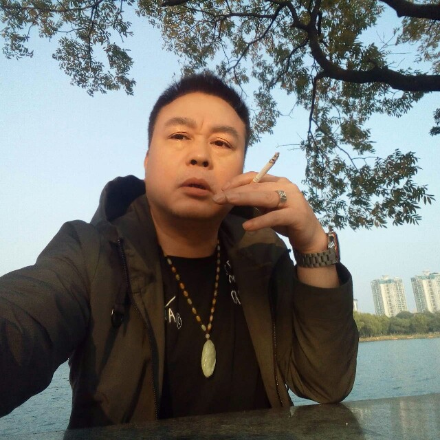 唇彩不安的照片