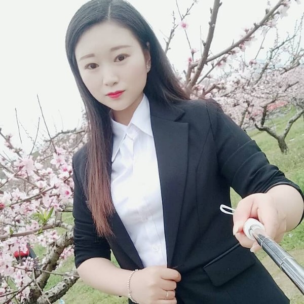 穿着婚纱去旅行的照片