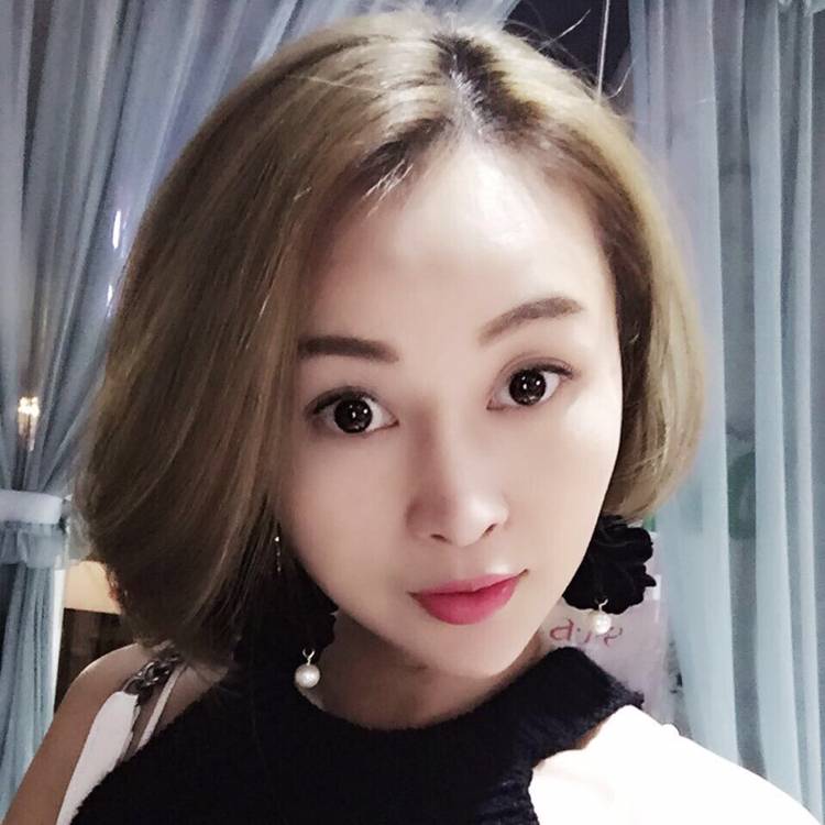 美满打草莓的照片