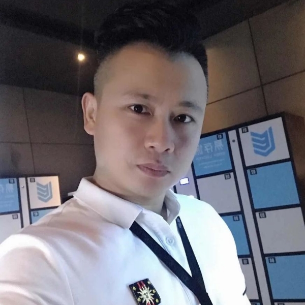 狂野扯戒指的照片