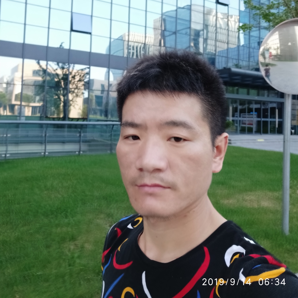 小鸭子挽手香蕉的照片