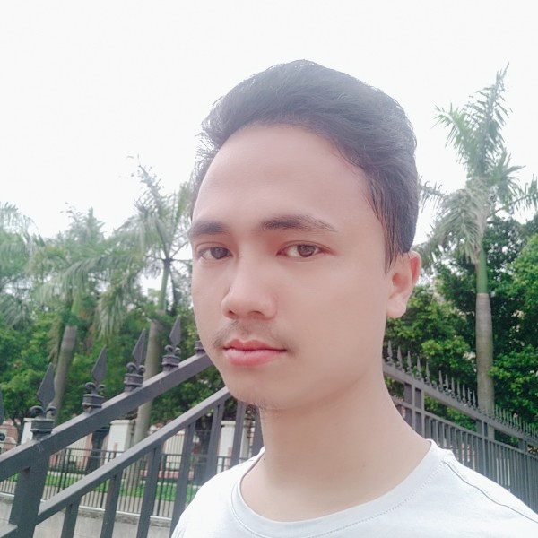 无心浅吻草丛的照片