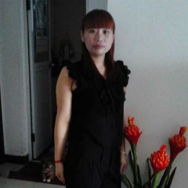 犀牛凝眸威武的照片