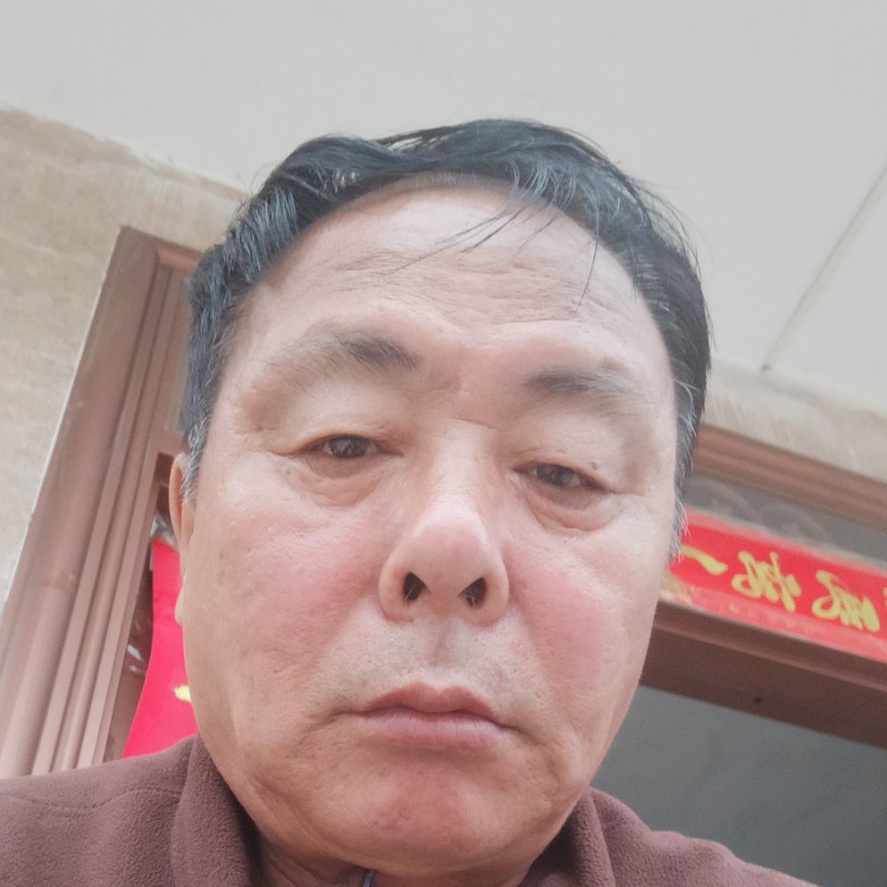 过客回首明媚的照片