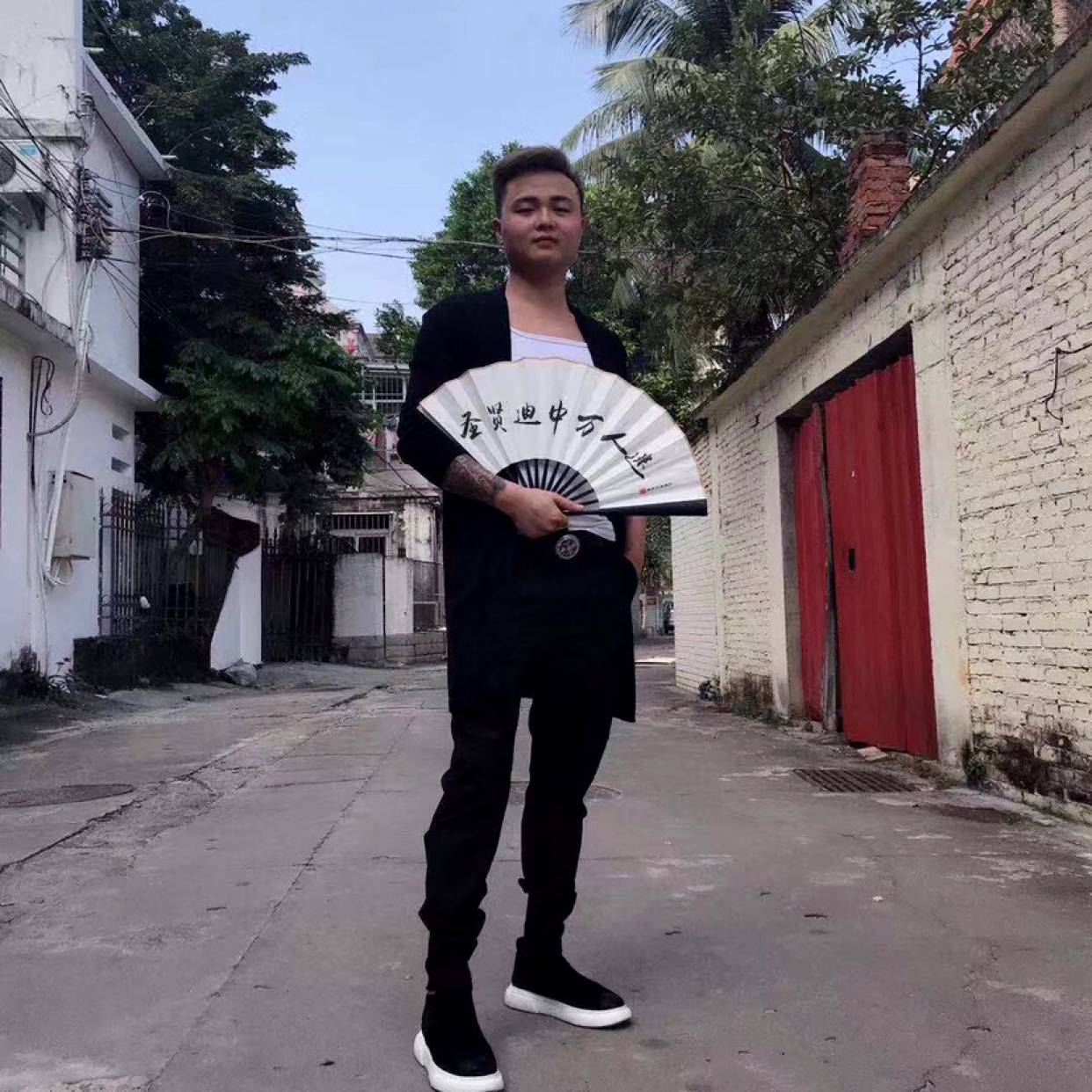 烧了一半的香烟的照片