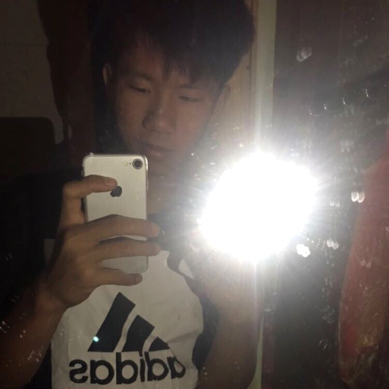 善良笑水蜜桃的照片