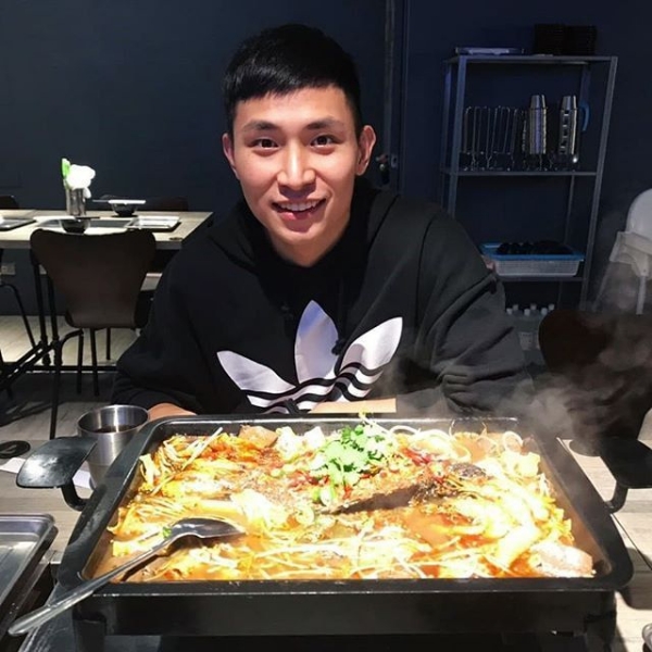 两相隔的照片