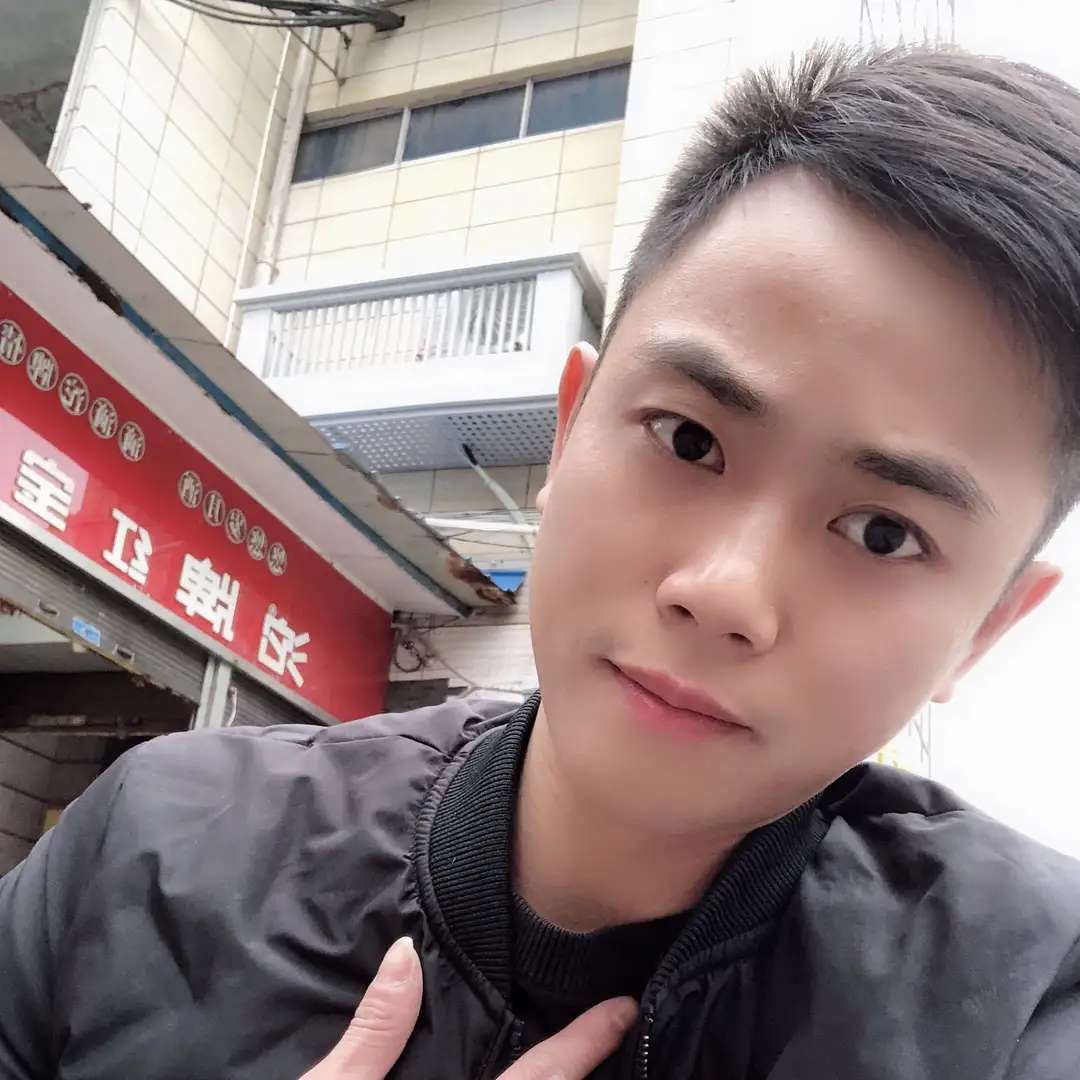 小伟不幸福的照片