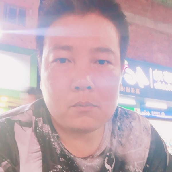 涟漪俊秀的照片