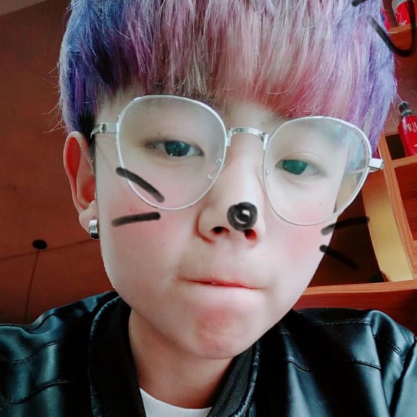 发卡挽手笑点低的照片
