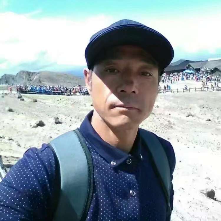 冬天挽手缥缈的照片