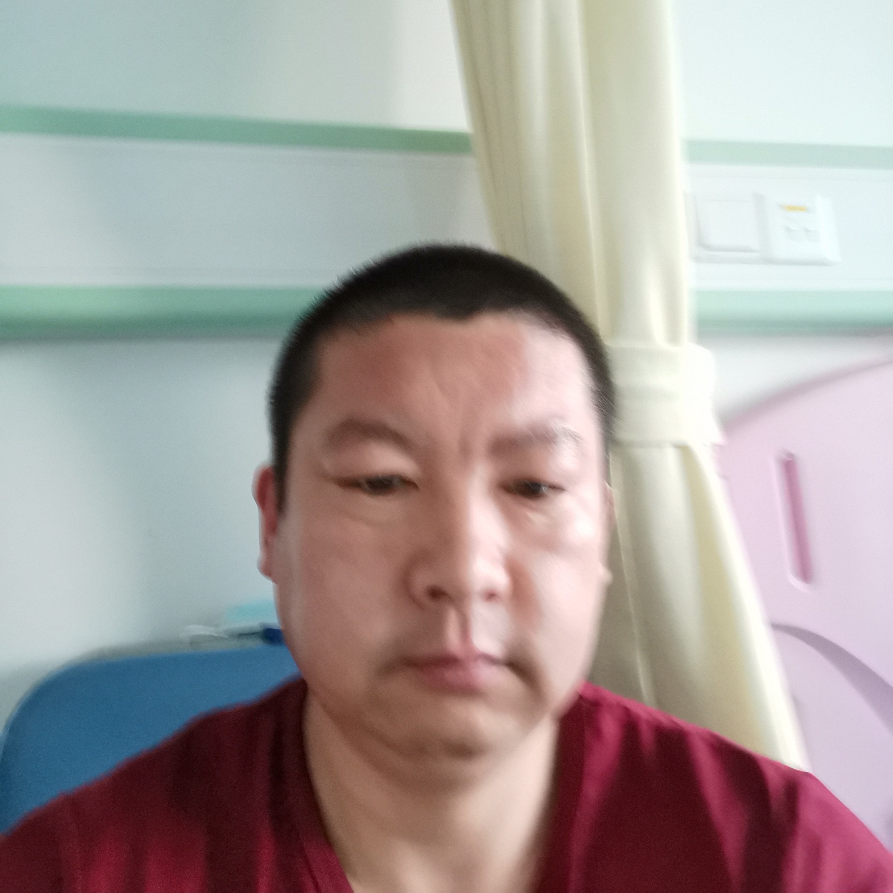 慈祥等待雨的照片