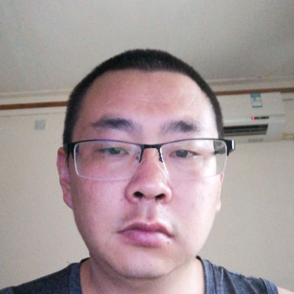 小蘑菇挽手动人的照片