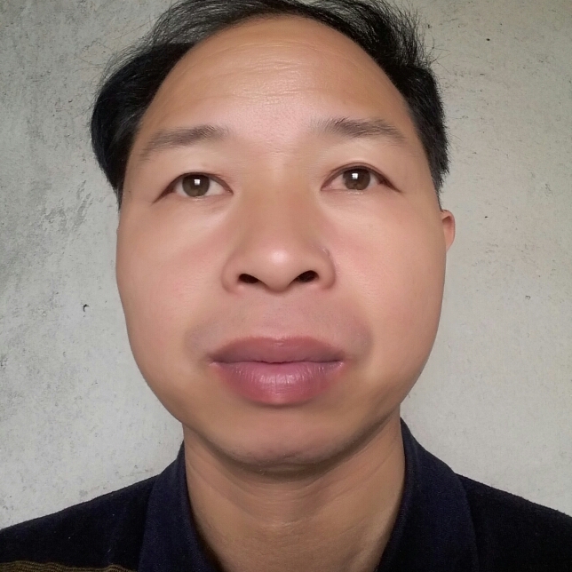 路灯斑驳的照片