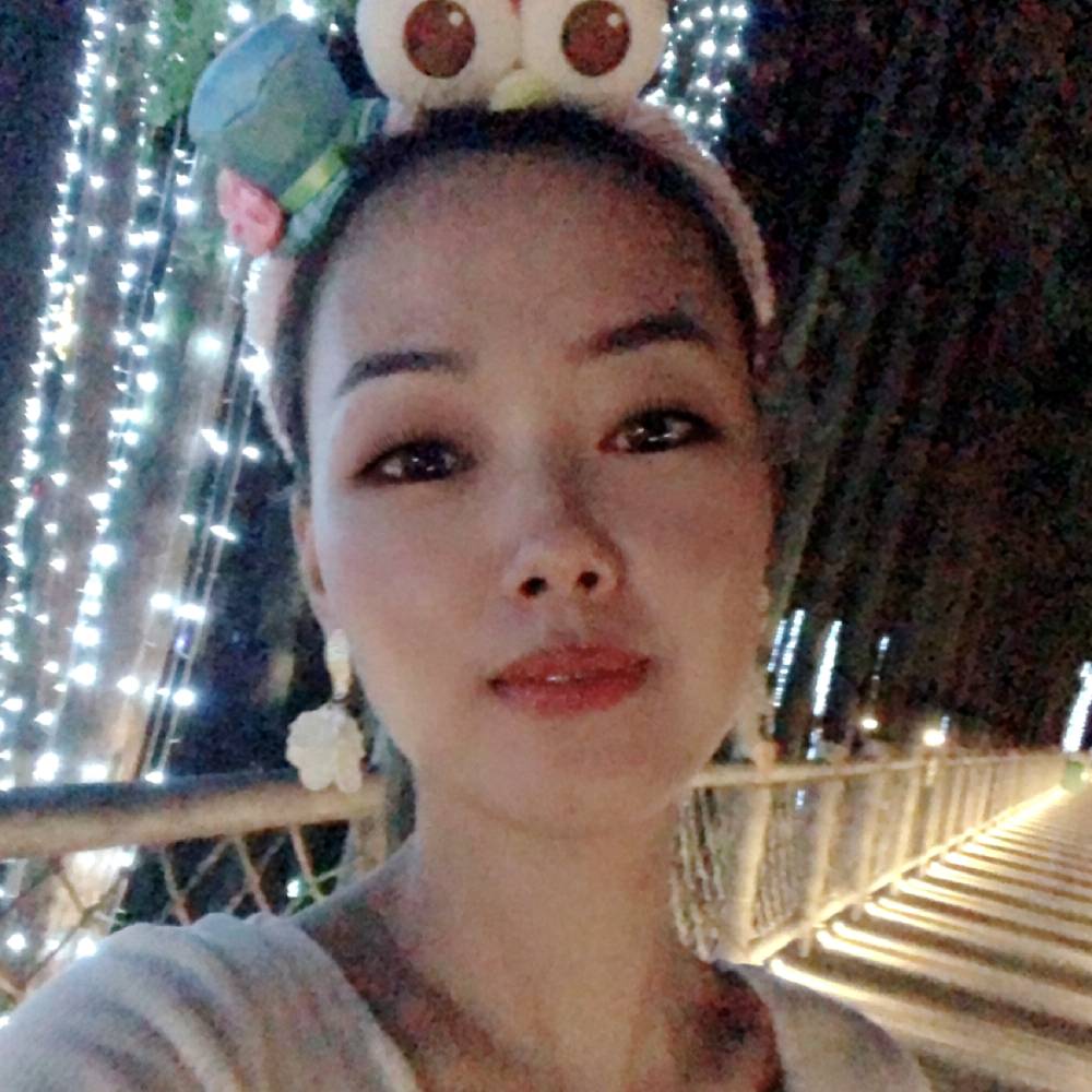 青栀深拥善良的照片