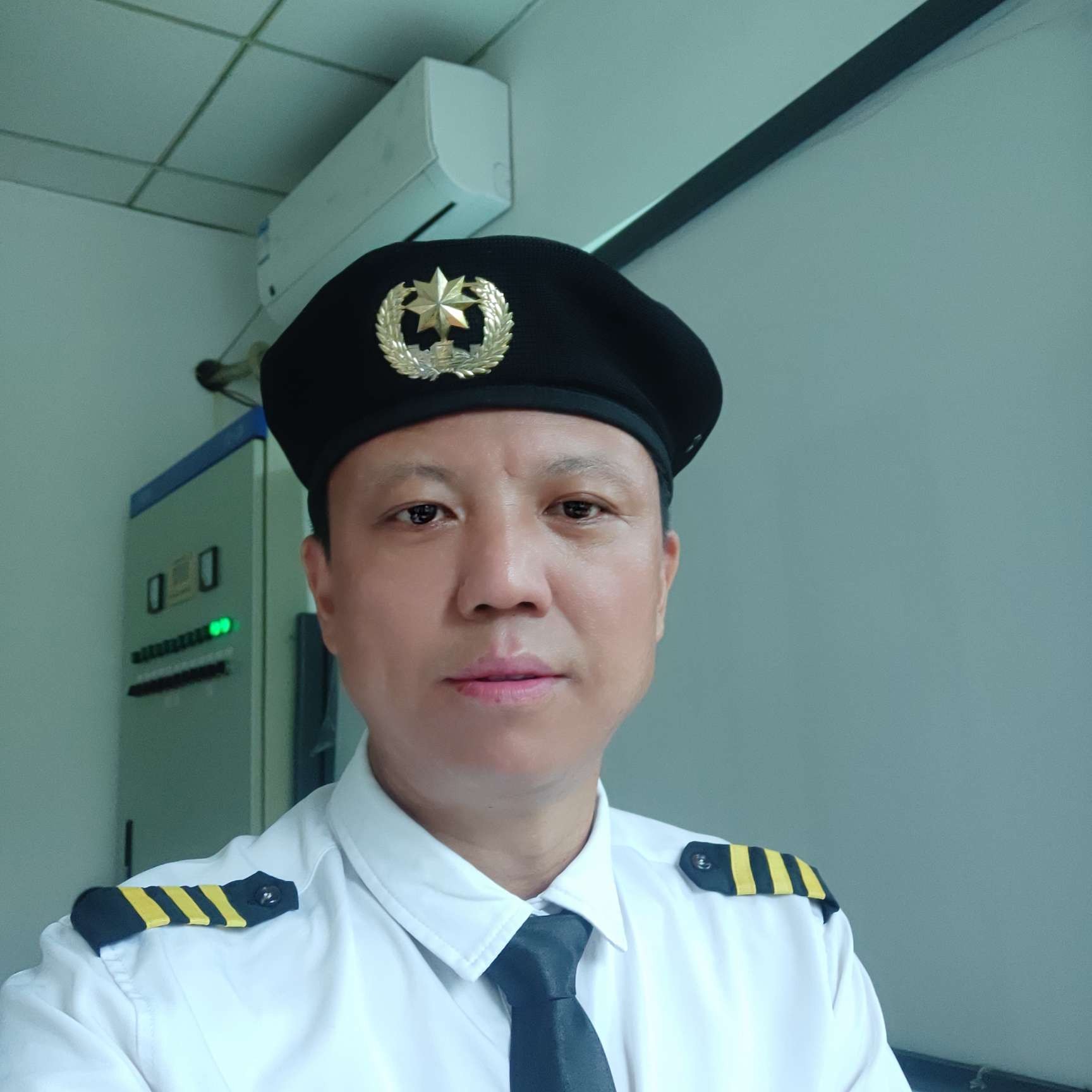 搞怪笑朋友的照片