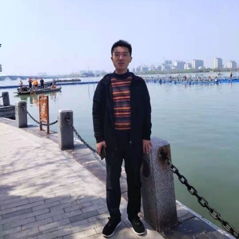 墙头坐等红杏的照片