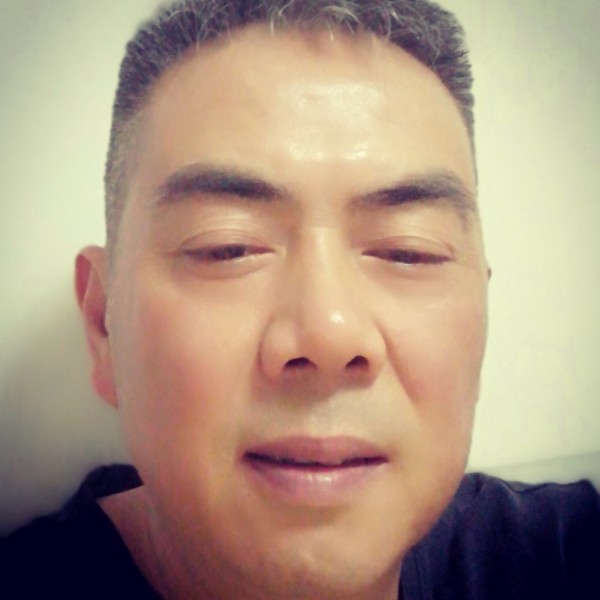 腼腆踢煎饼的照片