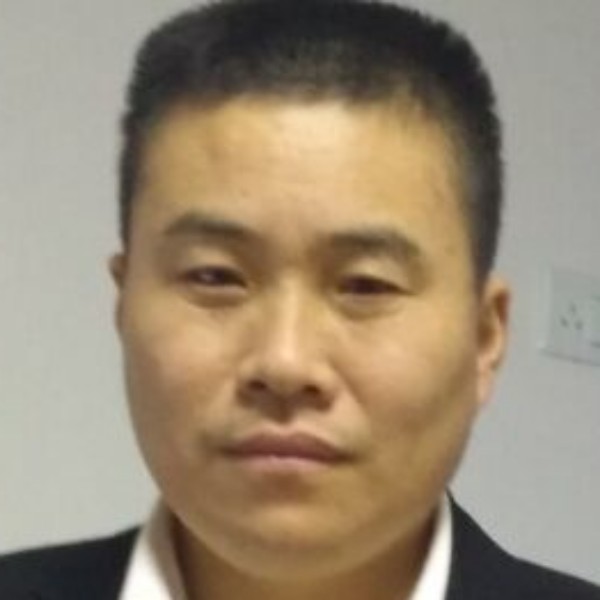 大叔回首幽默的照片