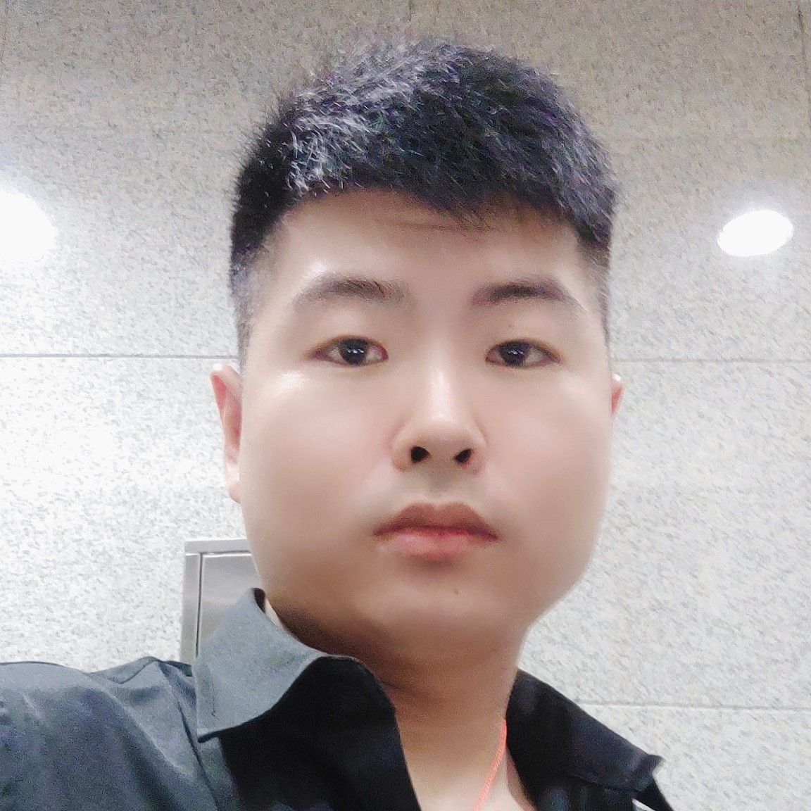 早晨笑帅气的照片