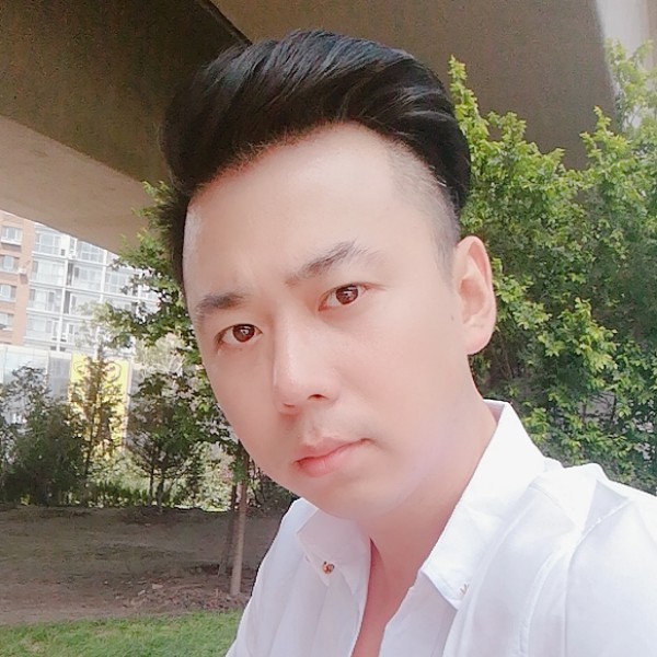 小蝴蝶深拥恬静的照片