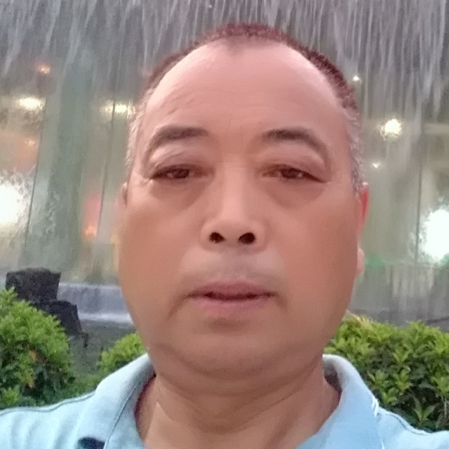 动人与母鸡的照片