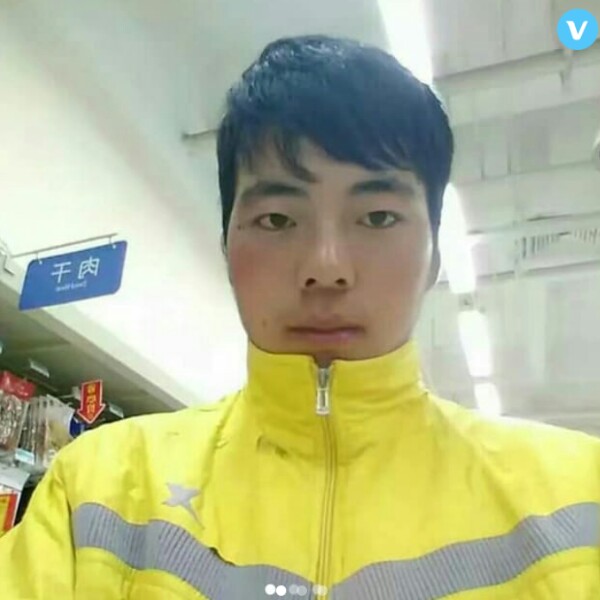 细心蹁跹小松鼠的照片