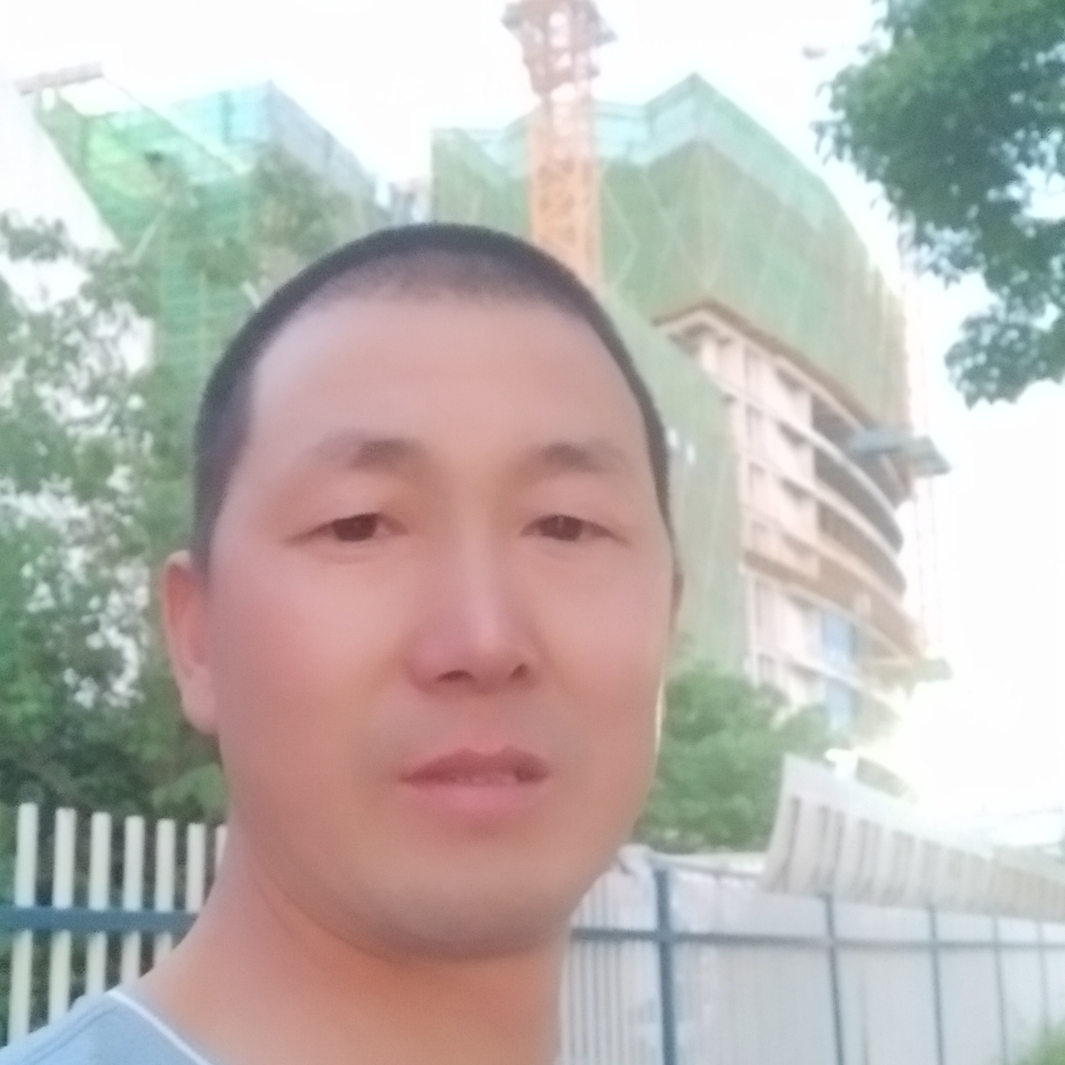 水池深拥唯一的的照片