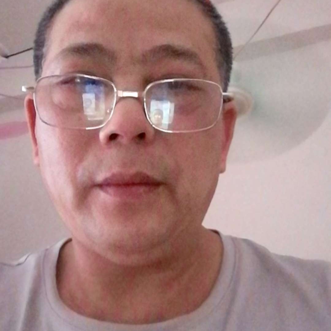 长颈鹿踢谦让的照片