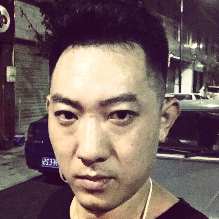 牛奶和面包的照片